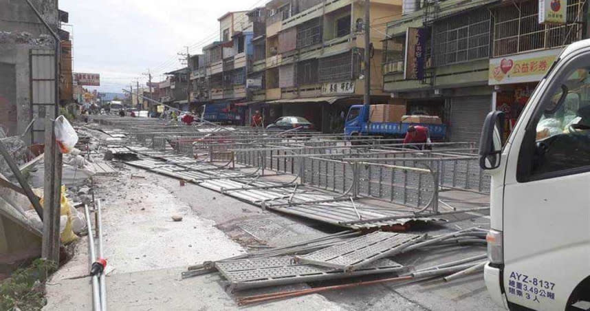 員林市員集路、東彰路口，路邊整排民宅正在進行拆除重建工程，今天上午10點多整片3層樓高的鷹架竟應聲倒下，阻斷人車通行。（圖／摘自臉書／中國時報謝瓊雲彰化傳真）