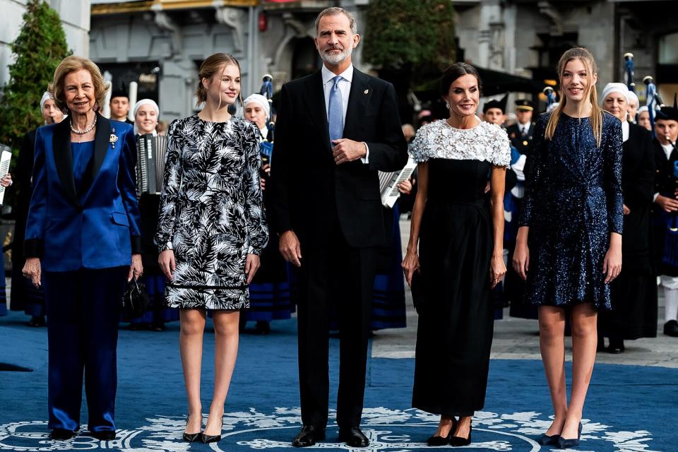 El rey Felipe VI de España, la reina Letizia de España, la reina Sofía de España, la princesa heredera Leonor, la princesa de España y la princesa Sofía de España