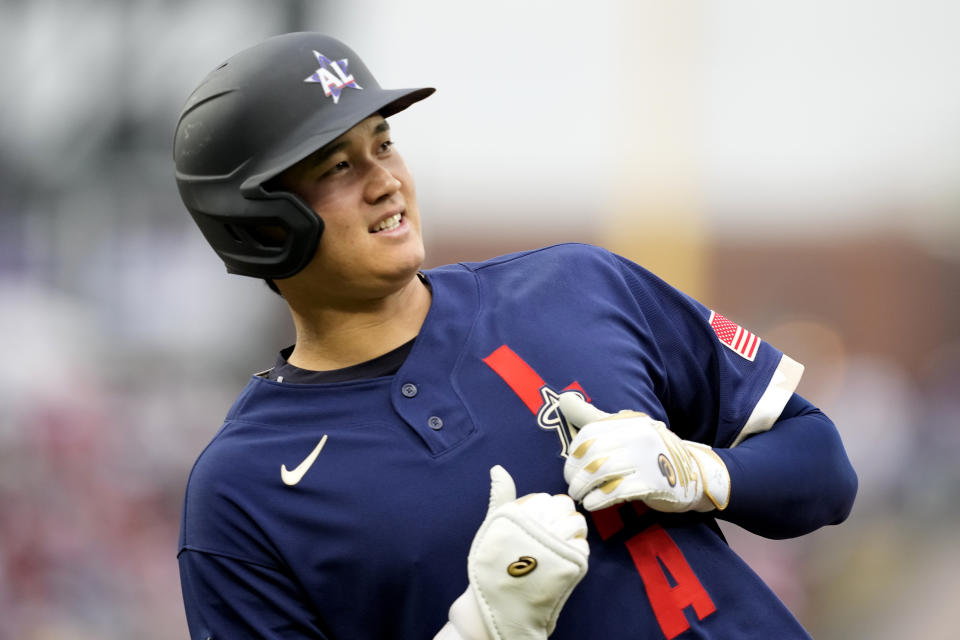 Shohei Ohtani, de los Angelinos de Los Ángeles, corre al conectar un rodado en el Juego de Estrellas, el martes 13 de julio de 2021 en Denver (AP Foto/David Zalubowski)