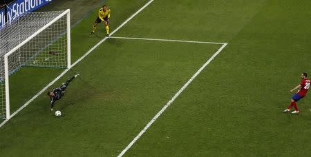 Football Soccer - Real Madrid v Atletico Madrid - UEFA Champions League Final - San Siro Stadium, Milan, Italy - 28/5/16 Atletico Madrid's Juanfran misses a penalty goal. REUTERS/Tony Gentile