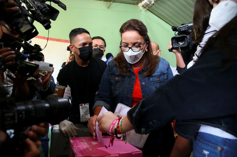 Xiomara Castro, candidata presidencial del Partido Libertad y Refundación (LIBRE) emite su voto en Catacamas