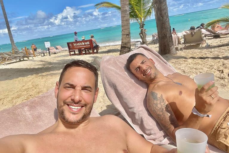 Rodrigo Lusich y su novio de vacaciones