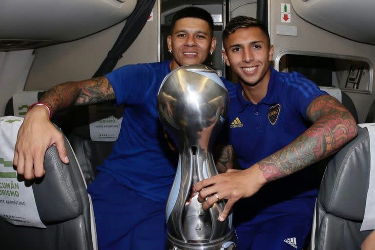 Almendra junto a Marcos Rojo, uno de sus protectores en la intimidad del plantel de Boca. En esta imagen, con el trofeo de la Copa Argentina que ganó Boca en diciembre