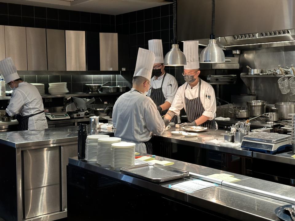 鄧有癸開的餐廳必定是採open kitchen模式，拉近與客人的距離。
