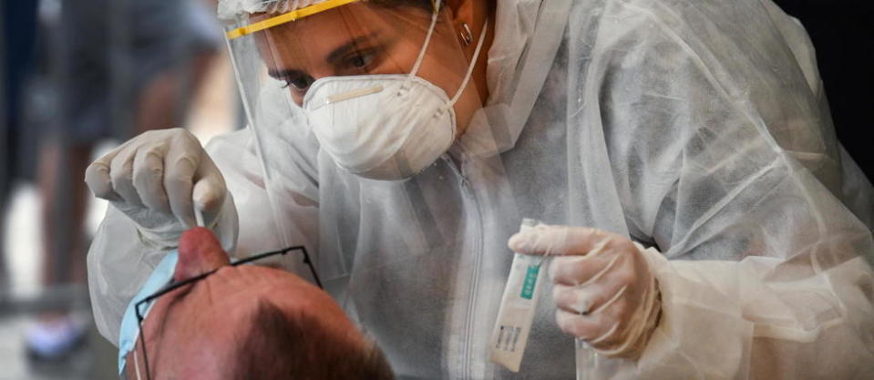 Une personne se faisant tester, à Quiberon, dans le Morbihan. (Photo d'illustration)
