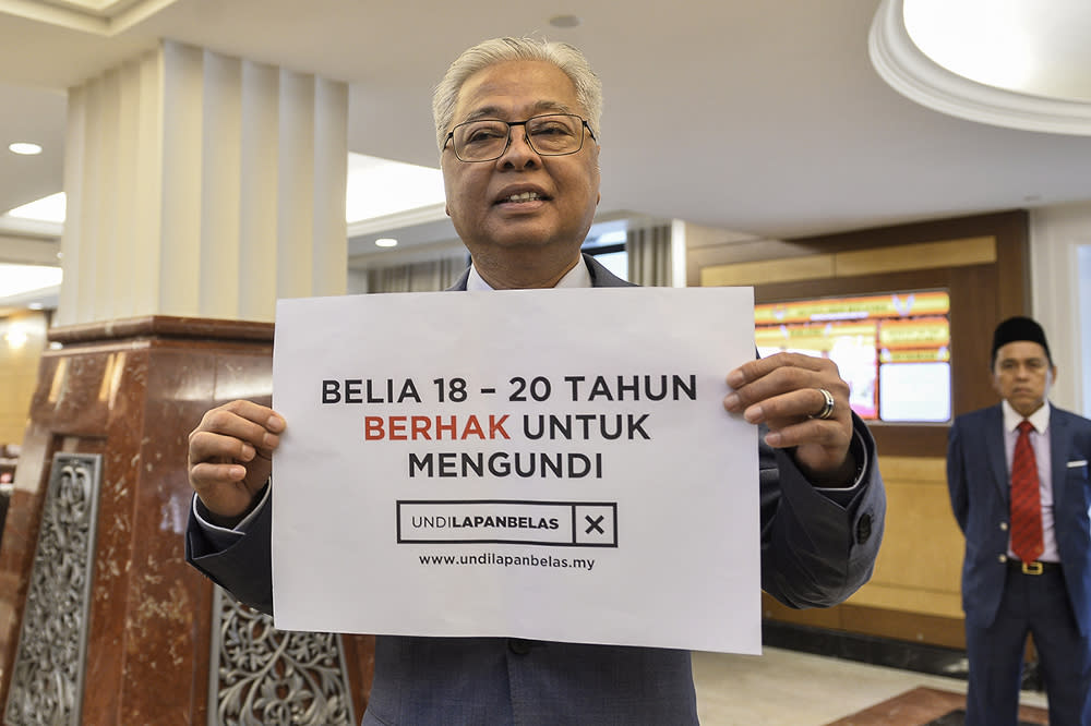 Opposition Leader Datuk Seri Ismail Sabri Yaakob proposed that the Education Ministry create clear guidelines and policies on politics in schools and universities as part of the government’s bid to lower the voting age from 21 to 18. — Picture by Miera Zulyana