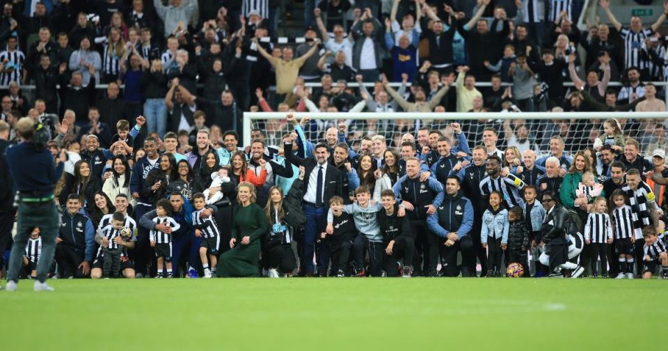 NEWCASTLE UPON TYNE, ENGLAND - MAY 22: Players, staff and families of Newcastle United pose for a photo after their team qualifies for the UEFA Champions League following the Premier League match between Newcastle United and Leicester City at St.  James Park on May 22, 2023 in Newcastle upon Tyne, England.  (Photo by Alex Livesey/Getty Images)