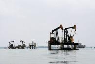 Oil pumps are seen in Lagunillas, Ciudad Ojeda, in Lake Maracaibo in the state of Zulia, Venezuela, March 20, 2015. REUTERS/Isaac Urrutia