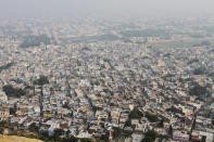 <b>Jaipur, India</b><br> Jaipur se basó en los principios de Vastu Shastra, la antigua ciencia india de la arquitectura. Fue planeado para ser la nueva capital del estado indio de Rajastán, construido en cuatro años se terminó en 1731. Se compone de grandes bloques separados por 111 metros de ancho y calles rodeadas por murallas. En el momento de su construcción, el diseño arquitectónico era muy avanzado. En 1853, la ciudad entera fue pintada de rosa para recibir al Príncipe de Gales, y hoy en día siguen las avenidas pintadas del mismo color. En la actualidad es el hogar de más de 3 millones de personas. (Thinkstock)