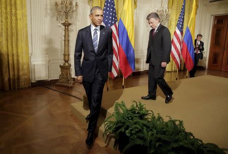 U.S. President Barack Obama and President Juan Manuel Santos of Colombia walk to greet guests during a reception in the East Room of the White House in Washington February 4, 2016. REUTERS/Joshua Roberts