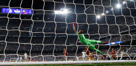 Foto del miércoles del delantero del Real Madrid Mariano marcando el tercer gol de su equipo ante la Roma. Sep 19, 2018. REUTERS/Juan Medina