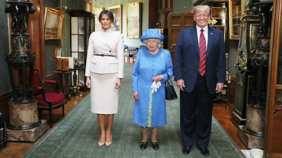 2018年，特朗普和妻子梅拉尼婭（Melania）在溫莎城堡（Windsor Castle）會見英國女王。