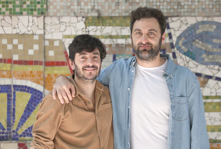 Andrés Caminos y Gadiel Sztrik son Los Sutottos; en su obra Inestable retratan desde hace una década la neurosis cotidiana del argentino promedio