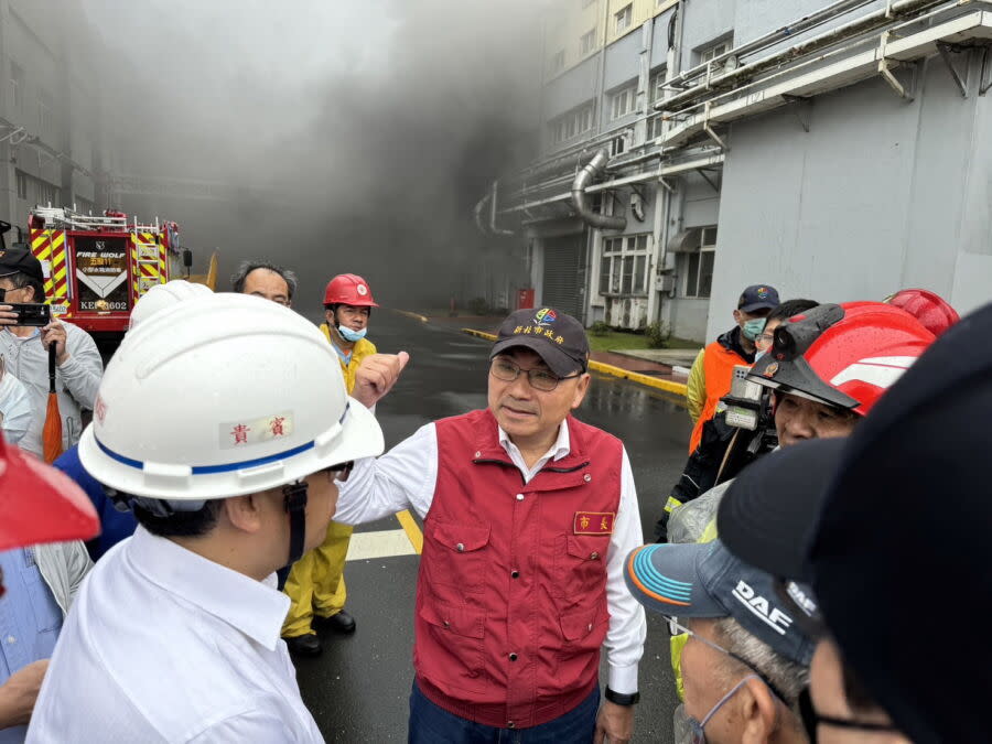 圖／新北市長侯友宜也前往現場掌握南亞塑膠公司林口二廠的救災情況。（新北市政府新聞局提供）