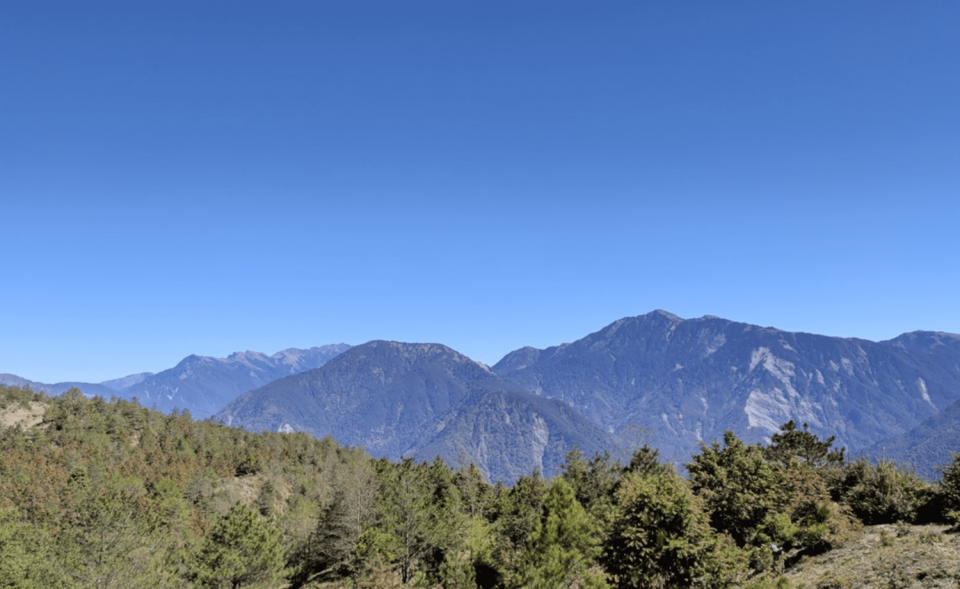 天池觀景台望玉山美景，玉山國家公園管理處說明進入園區需遵守無痕山林原則。   圖：玉山國家公園管理處 / 提供