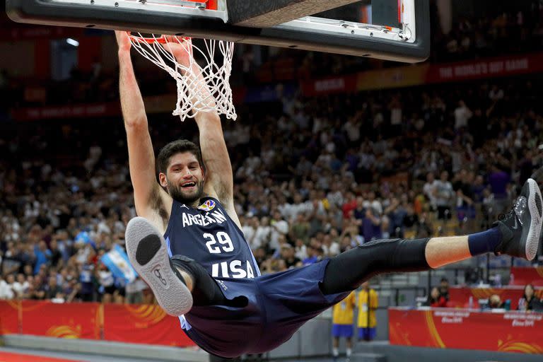 Volcada tras un pase de espalda de Facundo Campazzo en la última jugada de Argentina 69 vs. Rusia 61 en la Copa del Mundo China 2019, que terminaría en medalla plateada para el seleccionado.