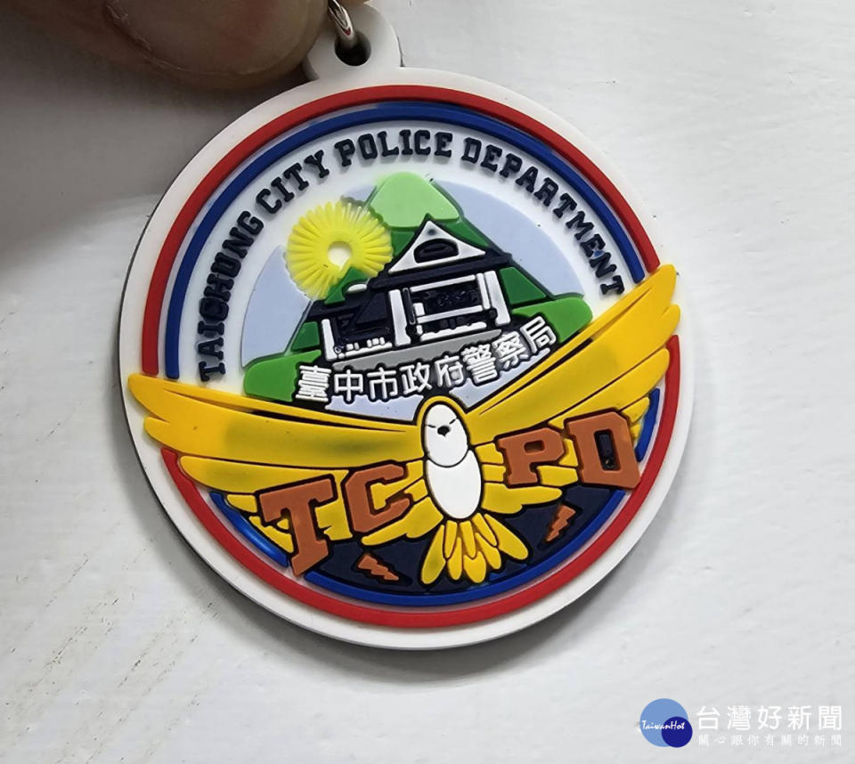 清水警分局率先推出市警局新標誌鑰匙圈，顏色鮮艷漂亮。