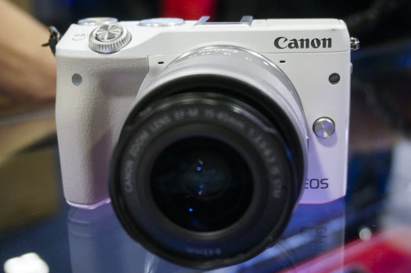The EOS M3 is again one of Canon’s star buys. It comes with a 24.2-megapixel CMOS sensor, Digic 6 image processor, and an ISO range of 100 - 12,800 (expandable to 25,600). This is going for a show special of $999 as a kit with the EF M15-45 IS STM lens and additional viewfinder, and comes with one free 16GB SD card, a Mild Enthusiast Crumpler Bag. There’s also an online warranty promotion that gives you $200 cashback. 