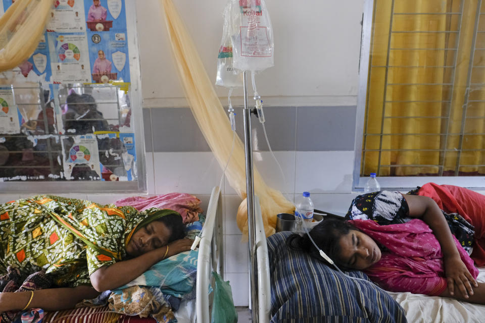 Dengue patients receive treatment at Mugda Medical College and Hospital in Dhaka, Bangladesh, Thursday, Aug. 10, 2023. (AP Photo/Mahmud Hossain Opu)