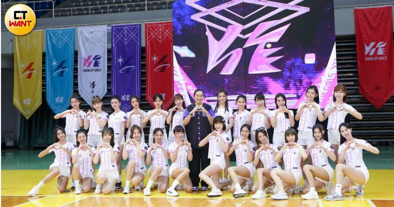 林襄與23位女孩、召集人錢薇娟，一同出席女團競賽養成實境秀《炸裂吧女孩》開鏡記者會。（圖／趙文彬攝）