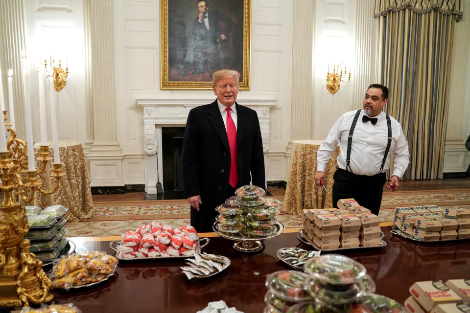 Donald Trump ist ein Liebhaber von Fast Food. Hier zusehen 2018 beim Empfang der Clemson Tigers, dem Gewinnerteam im US-College Football, im Weißen Haus. (Bild:Reuters)