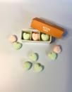 6€50<br><p>Coffret de six guimauves en forme de coeur, trois sont à la poire et trois autres au thé vert et agrumes. </p><p> <a href="https://maison-carrousel.com/nos-produits/?utm_source=adwords&utm_medium=search&utm_campaign=FR_sea-brd-pure_web_search_perf&utm_content=Brand-pure&utm_term=%5BMaison%20Carrousel%5D&gclid=EAIaIQobChMIzZ23hMibhAMVPZJoCR2r4gmwEAAYASAAEgL_Q_D_BwE" rel="nofollow noopener" target="_blank" data-ylk="slk:https://maison-carrousel.com/;elm:context_link;itc:0;sec:content-canvas" class="link ">https://maison-carrousel.com/</a></p><br>