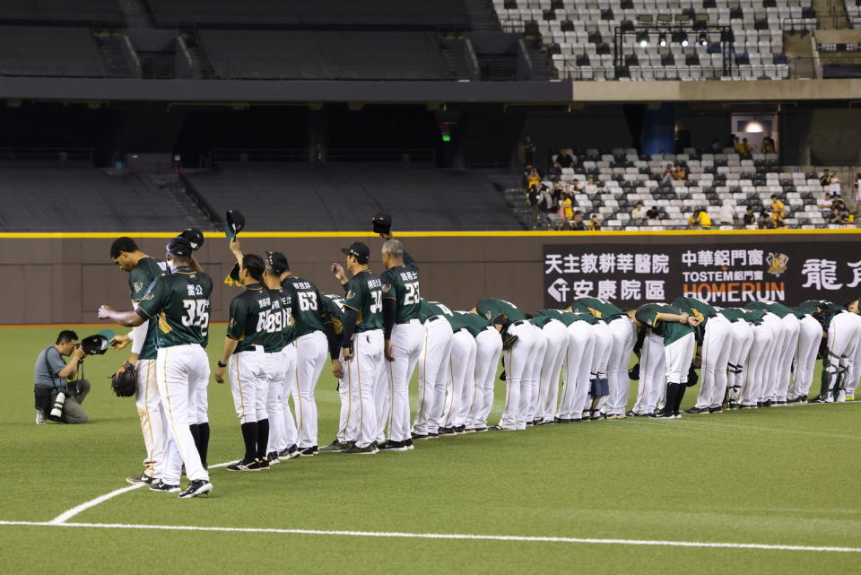 台鋼雄鷹拿下一軍首勝後，向全場球迷致意。圖 / 陳賜哿 攝