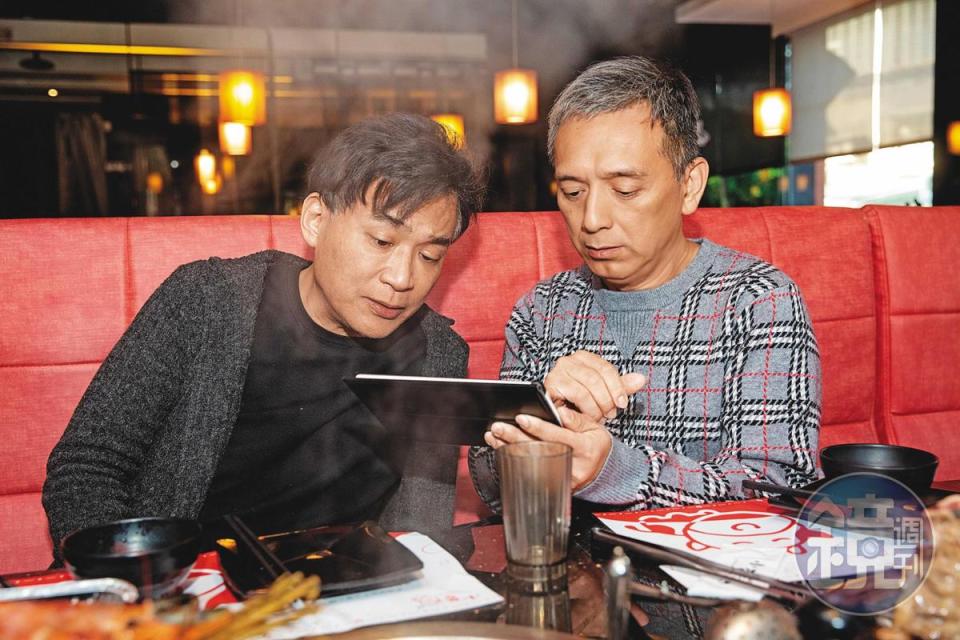 補教名師陳光（左）與高溢男（右）是國中同學，2人從小玩到大，一起合資開了小蒙牛。