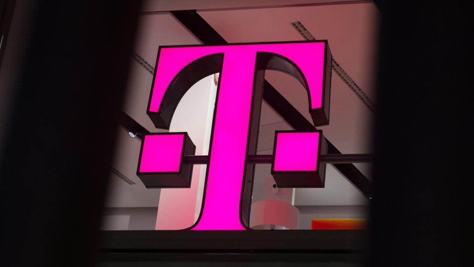 Das Logo der Deutschen Telekom steht in einer Verkaufsfiliale des Unternehmens in der Kölner Innenstadt.