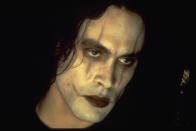 Auch Bruce Lees Sohn Brandon verlor sein Leben 1993 unter mysteriösen Umständen - während die Kameras liefen. In einer Filmszene zu "The Crow" sollte auf seine Figur geschossen werden. Dabei kam es zu einem tödlichen Unfall mit einer Attrappenhülse aus der Schusswaffe. Zwölf Stunden später starb der 28-Jährige im Krankenhaus. Bis heute glauben viele nicht an einen Unfall, sondern vermuten einen Racheakt der chinesischen Mafia. (Bild: Eurovideo)