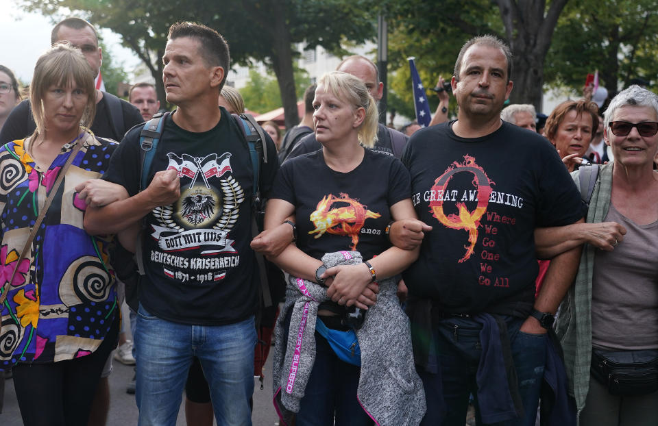 QAnon-Anhänger Arm in Arm mit Reichsbürgern (Bild: Sean Gallup/Getty Images)