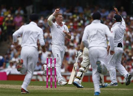 England's Ben Stokes celebrates with teammates after taking the wicket of Australia's Chris Rogers during the first day of the fifth Ashes cricket test match in Sydney January 3, 2014. REUTERS/David Gray