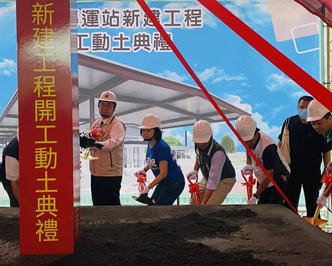 台南市長黃偉哲（左一）批評徐巧芯為達政治目的攻擊台南。（曹婷婷攝）