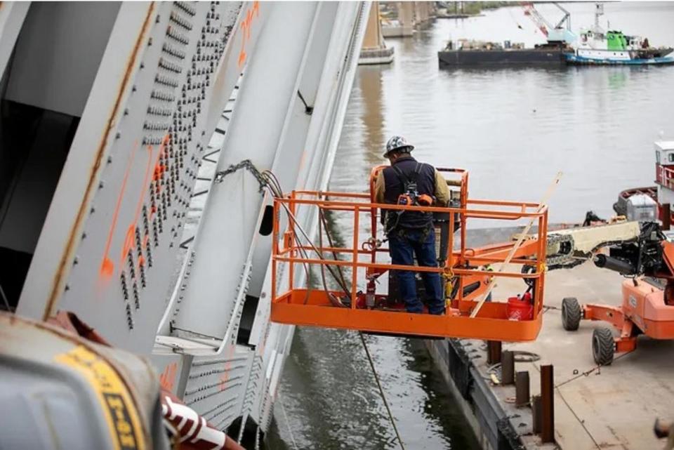 PHOTO: Salvors with the Unified Command prepare charges for upcoming precision cuts to remove section 4 from the port side of the bow of the M/V DALI, April 21, 2024, during the Key Bridge Response 2024. (U.S. Army Corps of Engineers photo by Christopher Rosario)