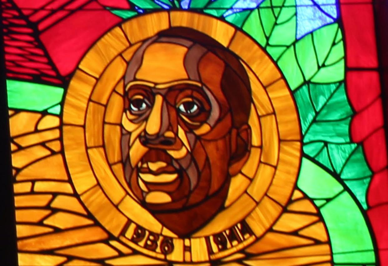 Howard Thurman's image on Howard University chapel's stained glass window. <a href="https://commons.wikimedia.org/wiki/File:Howard_University_-_Andrew_Rankin_Memorial_Chapel_-_stained_glass_window_with_three_deans_including_Howard_Thurman.JPG" rel="nofollow noopener" target="_blank" data-ylk="slk:Fourandsixty from Wikimedia Commons;elm:context_link;itc:0;sec:content-canvas" class="link ">Fourandsixty from Wikimedia Commons</a>, <a href="http://creativecommons.org/licenses/by-sa/4.0/" rel="nofollow noopener" target="_blank" data-ylk="slk:CC BY-SA;elm:context_link;itc:0;sec:content-canvas" class="link ">CC BY-SA</a>