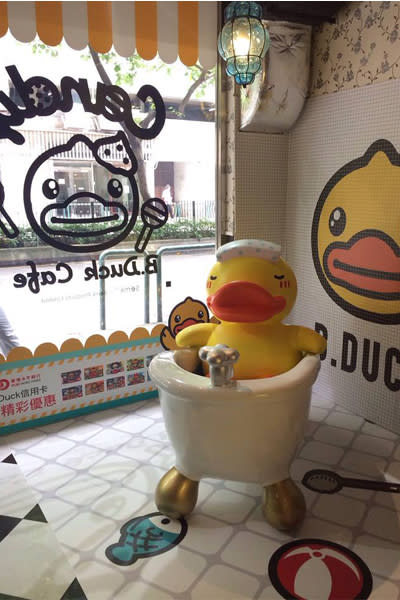 可愛的B.Duck 以泡澡的輕鬆姿態迎接大家。（圖片來源／B.Duck Fan Page）