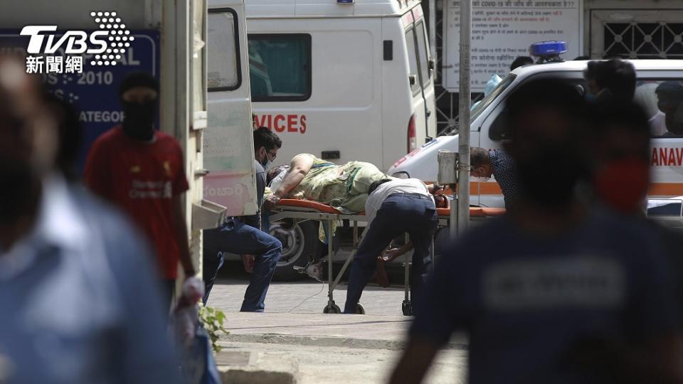 重症患者躺在擔架上準備由救護車送醫治療 (圖／達志影像美聯社)