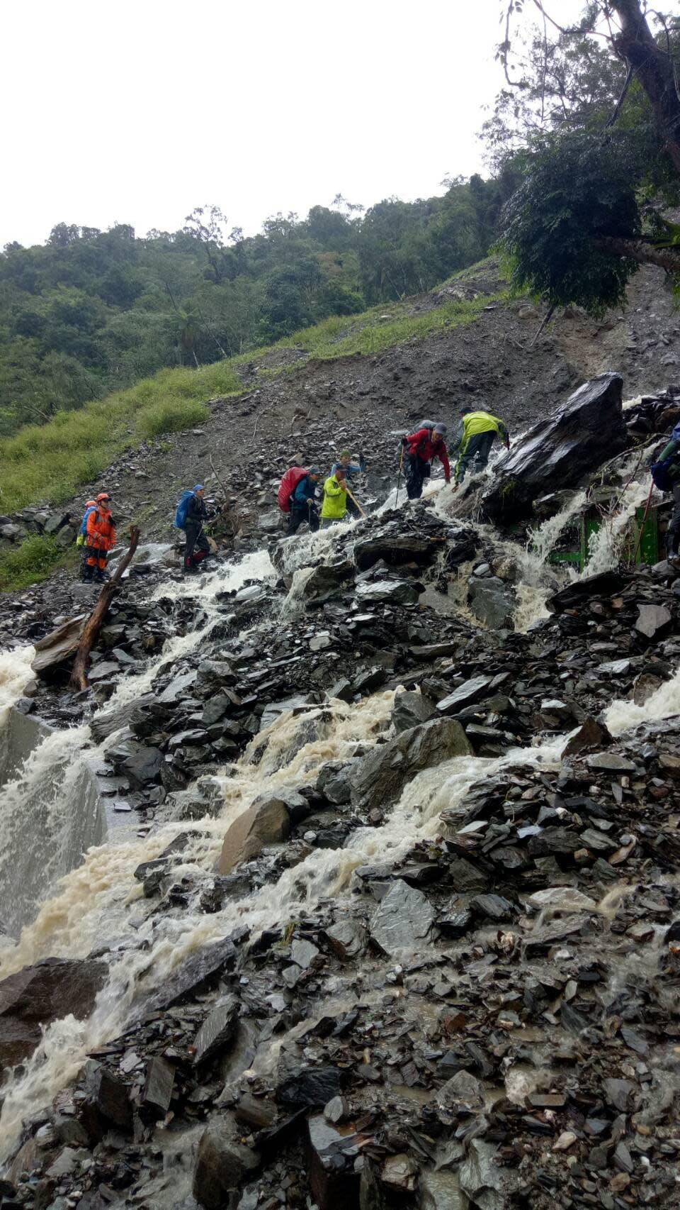 搜救人員救出受困知本林道的多名登山客。（翻攝畫面）