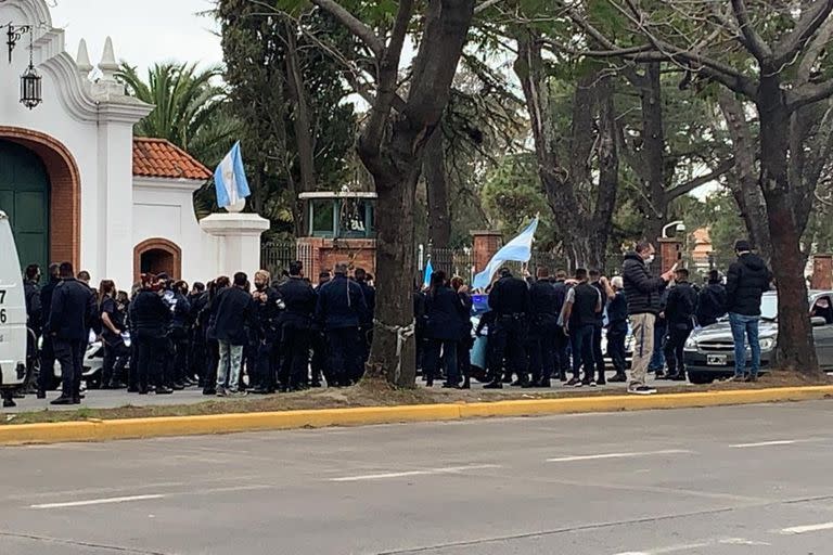 Los policías, frente a la Quinta de Olivos