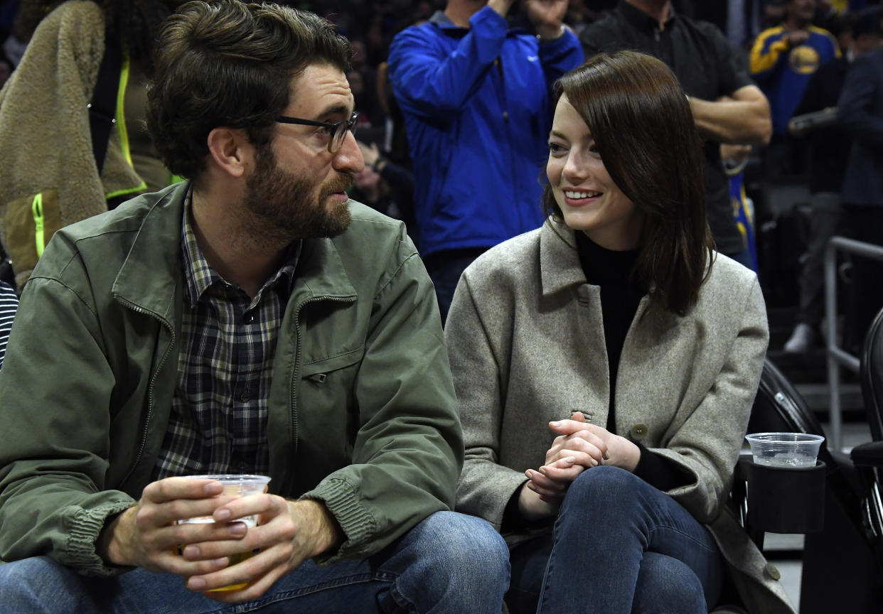 Emma Stone and Dave McCary attend the Golden State Warriors and Los Angeles Clippers basketball game at Staples Center on January 18, 2019. [Photo: Getty]