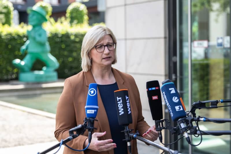 Saarland state premier Anke Rehlinger speaks to the media ahead of German state premiers Conference. The focus will be on migration policy. Hannes P. Albert/dpa