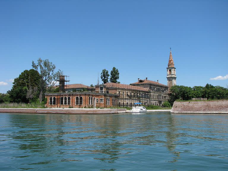 El hospital y la torre de la iglesia en reconstrucción