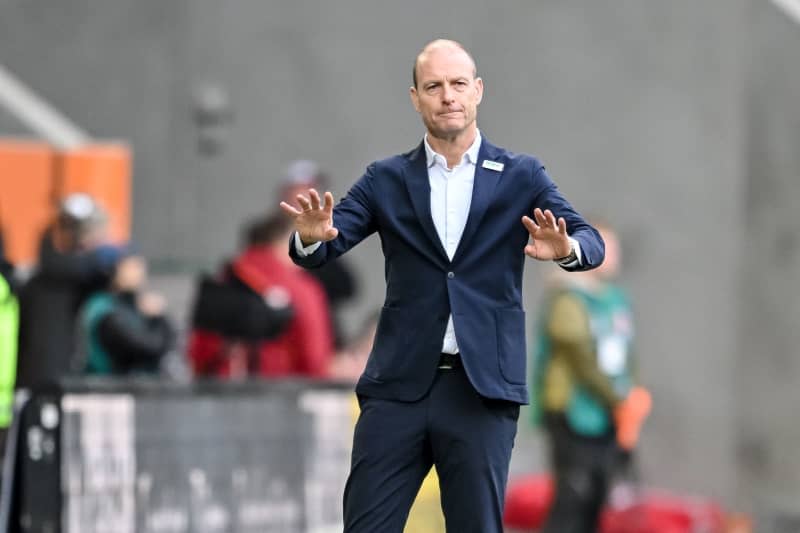 Augsburg coach Jess Thorup walks on the touchline during the German Bundesliga soccer match between FC Augsburg and 1. FC Heidenheim at WWK Arena. Harry Langer/dpa