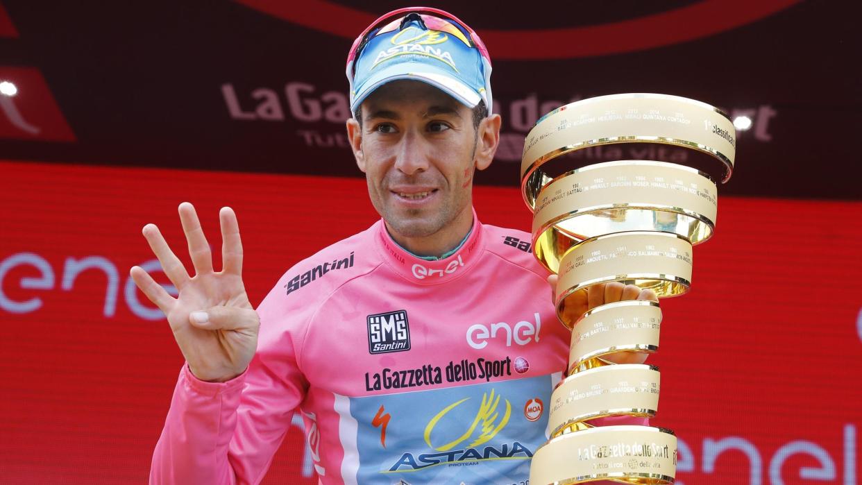Vincenzo Nibali, con el trofeo como ganador del Giro de Italia, 2016 / Eurosport.