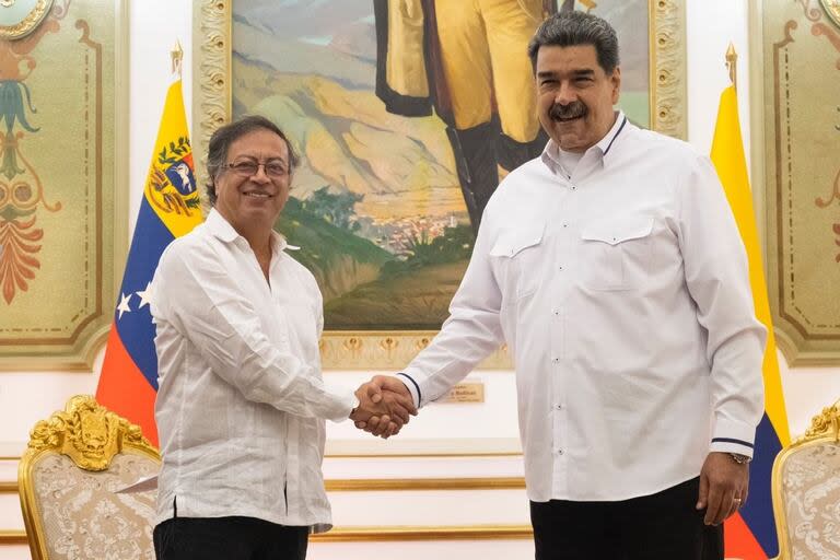 El presidente de Colombia, Gustavo Petro, y el presidente de Venezuela, Nicolás Maduro, durante la reunión bilateral en el Palacio de Miraflores, el año pasado