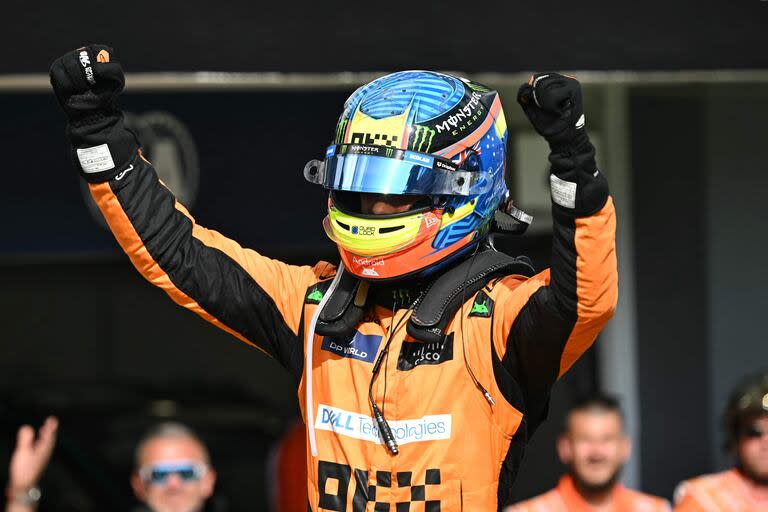 Oscar Piastri logró su primera victoria en la Fórmula 1 gracias a que su compañero de McLaren, Lando Norris, le cedió la posición en el final