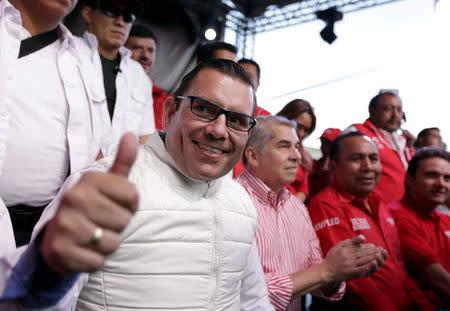 FILE PHOTO: Democratic Liberty Party's (LIDER) presidential candidate Manuel Baldizon gestures during a political rally in Mixco, on the outskirts of Guatemala City, August 30, 2015. REUTERS/Jorge Dan Lopez/File Photo