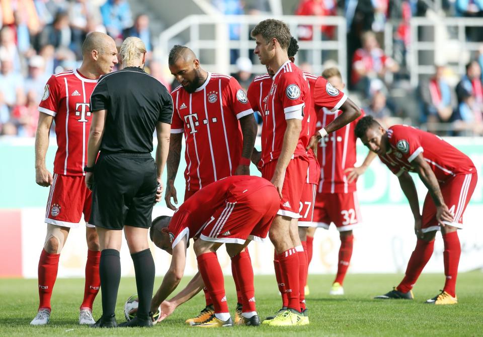 Ein Moment, der Bibiana Steinhaus im Gedächtnis blieb: Franck Ribery legt sich den Ball zum Freistoß zurecht und löst dabei heimlich der Schiedsrichterin den Schnürsenkel. (Bild: 2017 TF-Images/TF-Images)