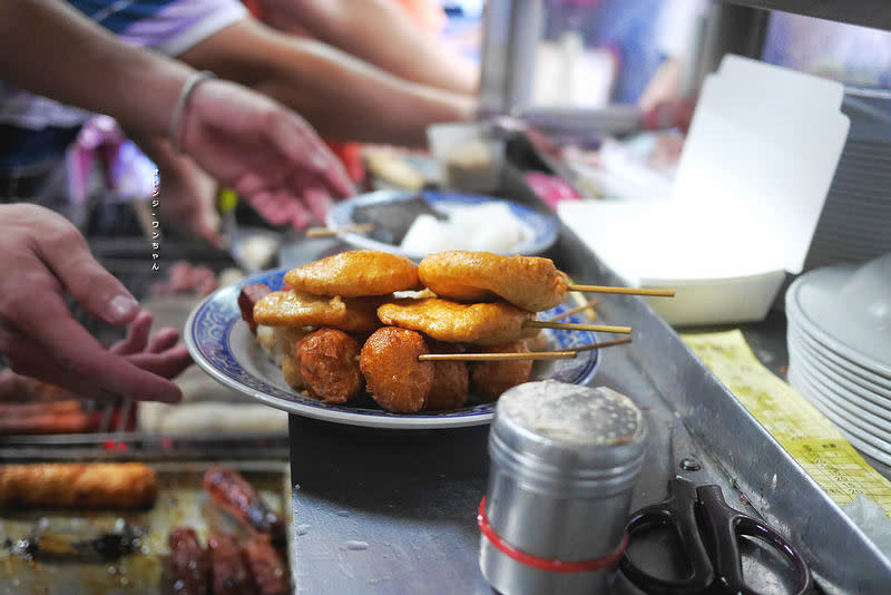 【台南漫步食記】阿輝黑輪 大林路 大同路 體育公園│南區：超人氣排隊香腸黑輪三輪車老攤～甜不辣 炸黑輪 大腸包小腸 貢丸 苦瓜私心推薦必點！再來一罐古早味罐裝蘆筍汁～隱藏鐵皮屋裡的台灣古早味下午茶！建議平日過來避開假日擁擠人潮