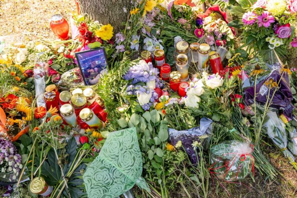 Tributes lie by a tree near which a female body was discovered in a passenger car in Ingolstadt, Germany, in August. Source: Getty 